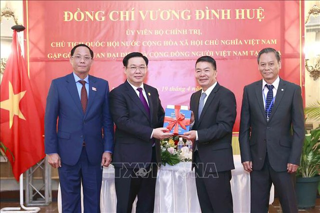 Chủ tịch Quốc hội gặp mặt đại diện cộng đồng người Việt Nam tại Cuba - Ảnh 3.