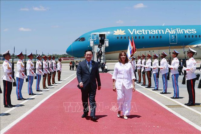 Chủ tịch Quốc hội gặp mặt đại diện cộng đồng người Việt Nam tại Cuba - Ảnh 1.