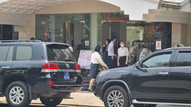 Clip vụ cướp ngân hàng vào trưa 20/4 tại Đà Nẵng - Ảnh 2.