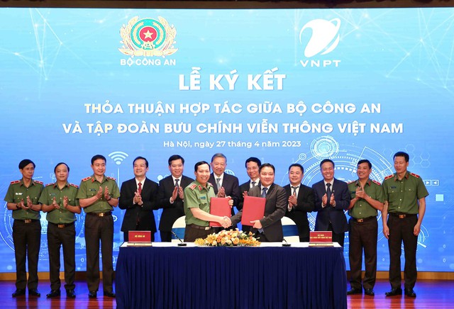 Bộ Công an và Tập đoàn VNPT tiếp tục ký kết hợp tác chuyển đổi số - Ảnh 1.