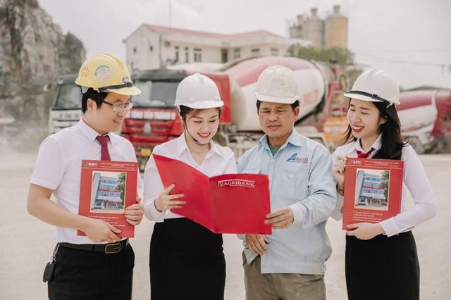 Khẩn trương triển khai Thông tư 02, Agribank khẩn trương hỗ trợ khách hàng vượt khó - Ảnh 1.