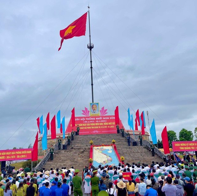 Xúc động lễ thượng cờ thống nhất non sông tại đôi bờ Hiền Lương - Bến Hải - Ảnh 2.