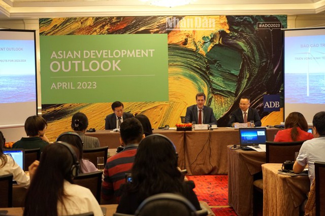 ADB: Chính sách hỗ trợ tăng trưởng sẽ giúp Việt Nam ứng phó với bất lợi toàn cầu - Ảnh 1.