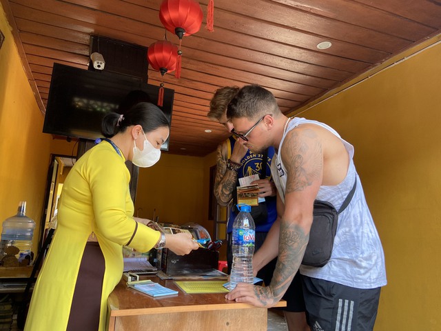 Vé tham quan phố cổ Hội An: Lấy di tích nuôi di tích - Ảnh 2. Vé tham quan phố cổ Hội An: Lấy di tích nuôi di tích - Ảnh 2.