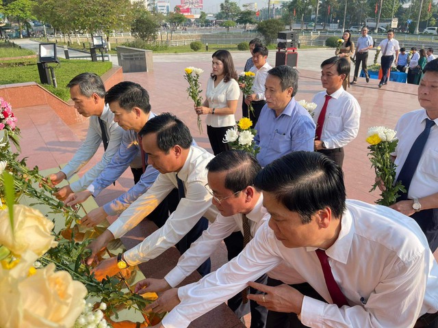 Quảng Trị: Dâng hoa tưởng nhớ 116 năm ngày sinh Tổng Bí thư Lê Duẩn - Ảnh 1.