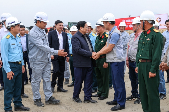 Thủ tướng kiểm tra công trường mở rộng sân bay Điện Biên và một số công trình trọng điểm - Ảnh 4.