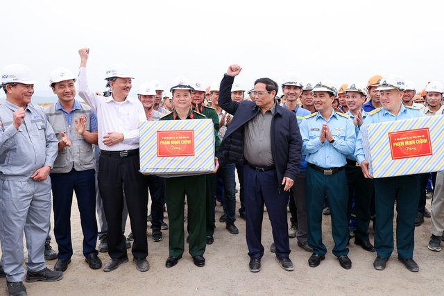Thủ tướng kiểm tra công trường mở rộng sân bay Điện Biên và một số công trình trọng điểm - Ảnh 5.