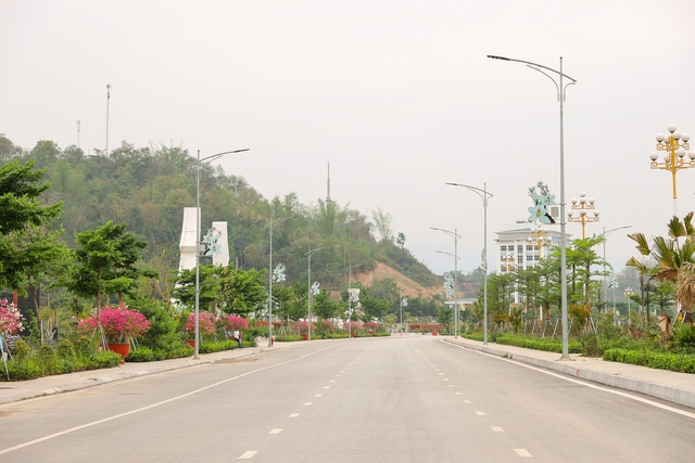 Thủ tướng kiểm tra công trường mở rộng sân bay Điện Biên và một số công trình trọng điểm - Ảnh 7.