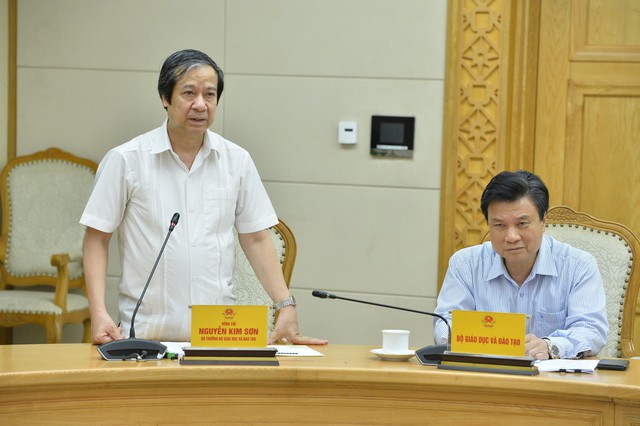 Phó Thủ tướng Trần Hồng Hà nghe báo cáo về sách giáo khoa và học phí năm học mới - Ảnh 2.