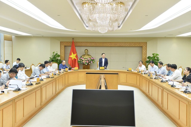 Phó Thủ tướng Trần Hồng Hà nghe báo cáo về sách giáo khoa và học phí năm học mới - Ảnh 3.