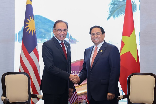 Thủ tướng Phạm Minh Chính gặp Thủ tướng Malaysia Anwar Ibrahim  - Ảnh 1.