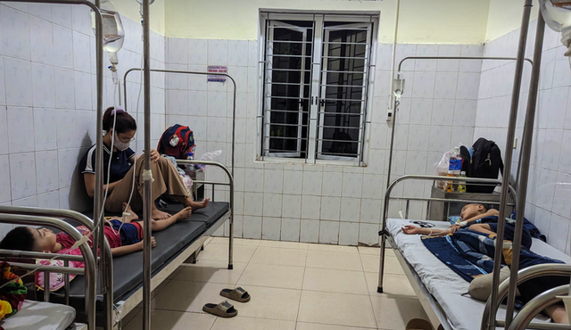 Nghệ An: 76 trẻ mầm non nhập viện cấp cứu sau ăn sữa chua ở trường - Ảnh 1.