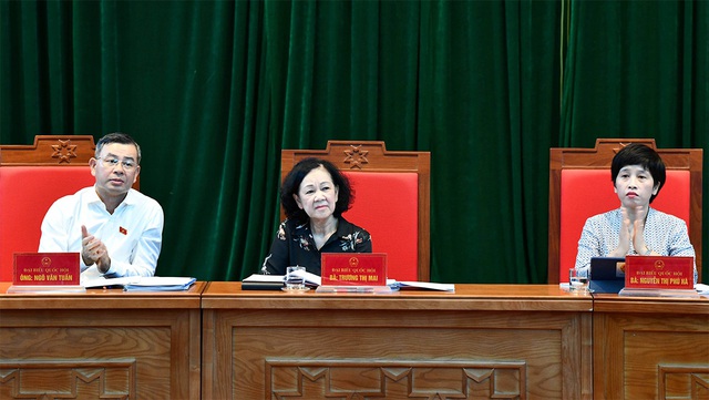 Thường trực Ban Bí thư Trương Thị Mai tiếp xúc cử tri tại Hòa Bình - Ảnh 1.