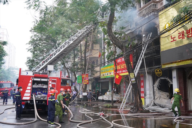 Phó Thủ tướng chia buồn sâu sắc với gia đình người bị nạn trong vụ cháy phòng trà phố Văn Cao, Hải Phòng - Ảnh 1.