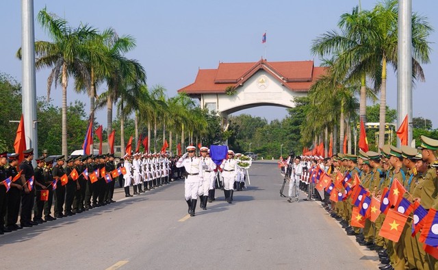 Quảng Bình - Quảng Trị: Tổ chức lễ truy điệu và an táng  hài cốt liệt sĩ quân tình nguyện, chuyên gia Việt Nam hy sinh tại Lào - Ảnh 3.