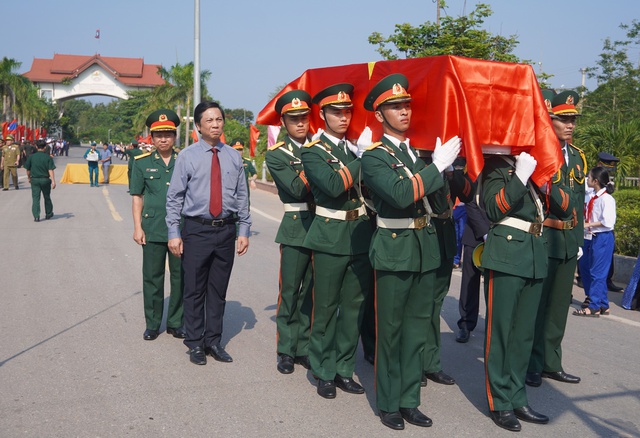 Quảng Trị: Đón hài cốt liệt sĩ quân tình nguyện, chuyên gia Việt Nam hy sinh tại Lào - Ảnh 2.