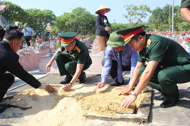 Quảng Bình - Quảng Trị: Tổ chức lễ truy điệu và an táng  hài cốt liệt sĩ quân tình nguyện, chuyên gia Việt Nam hy sinh tại Lào - Ảnh 2.