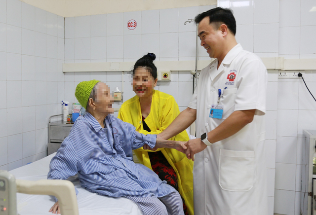 Bệnh viện tỉnh phẫu thuật thành công thay khớp háng nhân tạo cho cụ 107 tuổi - Ảnh 2.