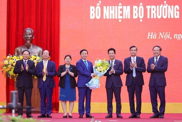 Thủ tướng Phạm Minh Chính trao Quyết định bổ nhiệm tân Bộ trưởng Bộ Tài nguyên và Môi trường - Ảnh 3.