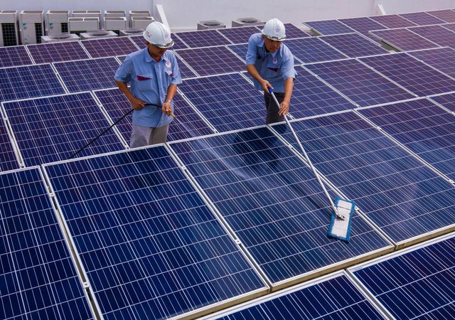 Bộ Công Thương yêu cầu EVN đàm phán mua điện gió, mặt trời trước ngày 27/5 - Ảnh 1.