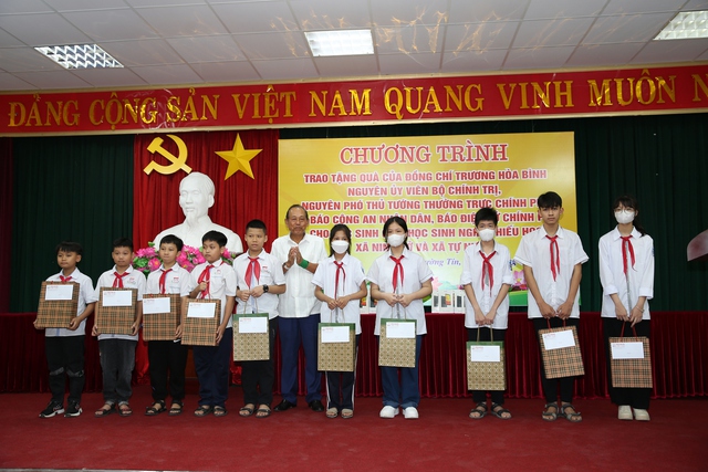 Nguyên Phó Thủ tướng Trương Hòa Bình tặng học bổng học sinh huyện Thường Tín, TP. Hà Nội - Ảnh 3.
