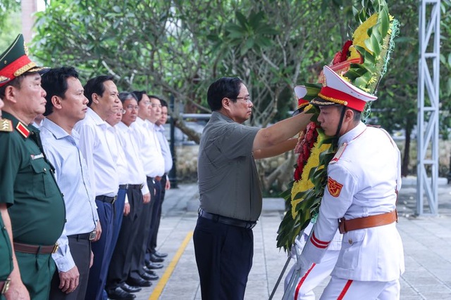 Chùm ảnh: Thủ tướng Phạm Minh Chính viếng Nghĩa trang Liệt sĩ quốc gia Vị Xuyên, tỉnh Hà Giang - Ảnh 2.