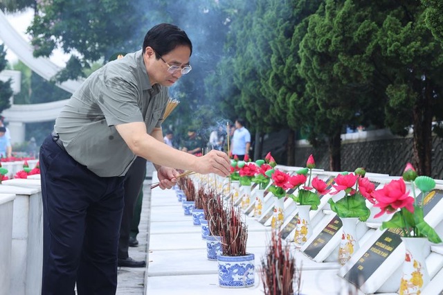 Chùm ảnh: Thủ tướng Phạm Minh Chính viếng Nghĩa trang Liệt sĩ quốc gia Vị Xuyên, tỉnh Hà Giang - Ảnh 6.
