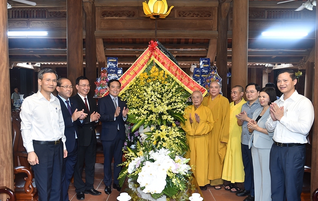 Phó Thủ tướng Trần Lưu Quang thăm, tặng quà tại Bắc Ninh nhân Lễ Phật đản Phật lịch 2567 - Ảnh 1.