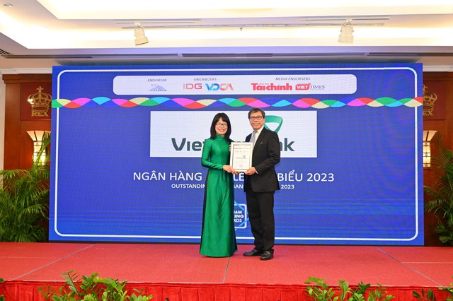 Vietcombank nhận 3 giải thưởng tại diễn đàn Ngân hàng bán lẻ Việt Nam 2023 - Ảnh 1.