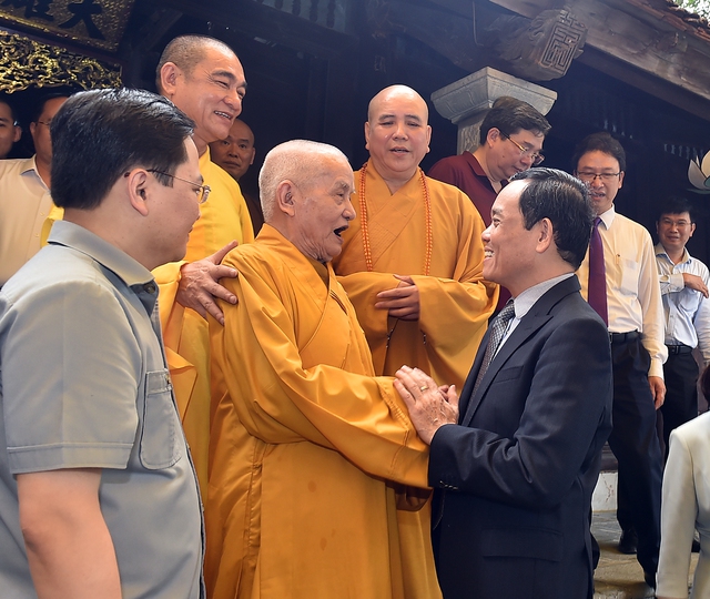Phó Thủ tướng Trần Lưu Quang thăm, tặng quà tại Bắc Ninh nhân Lễ Phật đản Phật lịch 2567 - Ảnh 2.