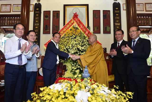 Phó Thủ tướng Trần Lưu Quang thăm, tặng quà tại Bắc Ninh nhân Lễ Phật đản Phật lịch 2567 - Ảnh 3.