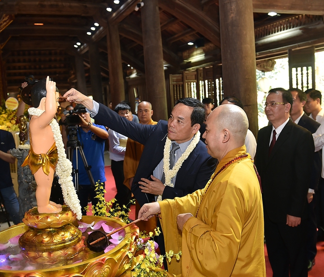 Phó Thủ tướng Trần Lưu Quang thăm, tặng quà tại Bắc Ninh nhân Lễ Phật đản Phật lịch 2567 - Ảnh 4.