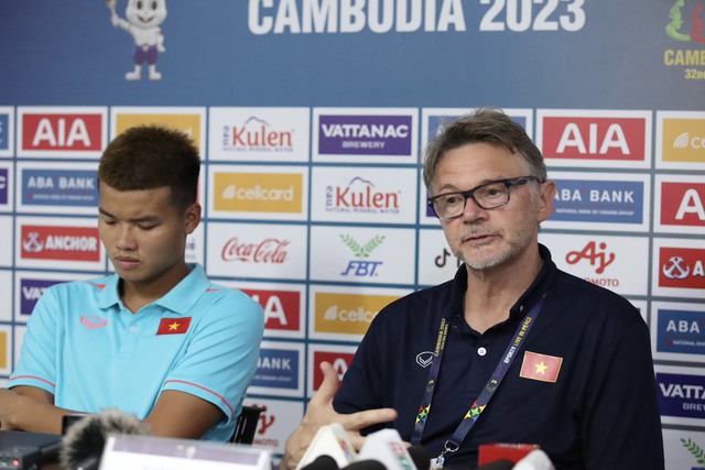 HLV Philippe Troussier: U22 Việt Nam cần cải thiện rất nhiều - Ảnh 1. HLV Philippe Troussier: U22 Việt Nam cần cải thiện rất nhiều - Ảnh 1.