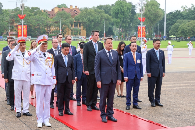 Chùm ảnh: Thủ tướng Luxembourg viếng Chủ tịch Hồ Chí Minh, tham quan Khu di tích Phủ Chủ tịch - Ảnh 1.