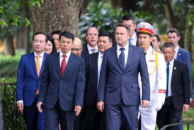 Chùm ảnh: Thủ tướng Luxembourg viếng Chủ tịch Hồ Chí Minh, tham quan Khu di tích Phủ Chủ tịch - Ảnh 5.