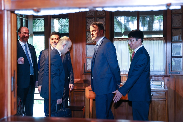 Chùm ảnh: Thủ tướng Luxembourg viếng Chủ tịch Hồ Chí Minh, tham quan Khu di tích Phủ Chủ tịch - Ảnh 8.