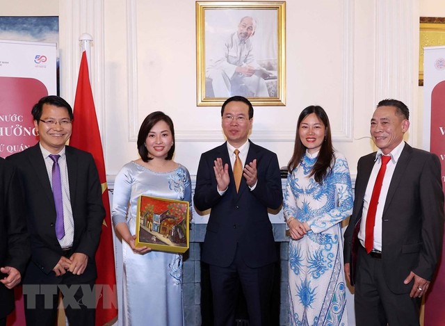 Chủ tịch nước Võ Văn Thưởng thăm cộng đồng người Việt tại Anh - Ảnh 3.