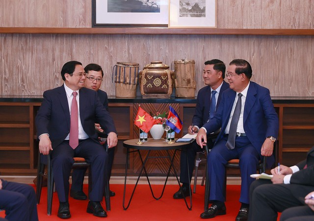 Thủ tướng Phạm Minh Chính gặp Thủ tướng Campuchia Hun Sen  - Ảnh 1.