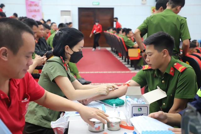 Chiến sĩ công an tỉnh Bắc Giang hiến máu tình nguyện - Ảnh 2.
