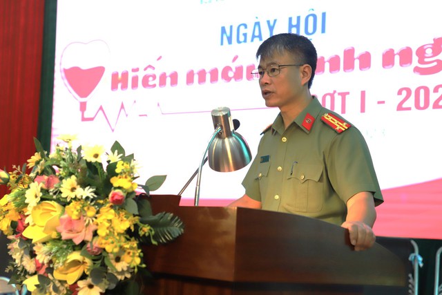 Chiến sĩ công an tỉnh Bắc Giang hiến máu tình nguyện - Ảnh 1.