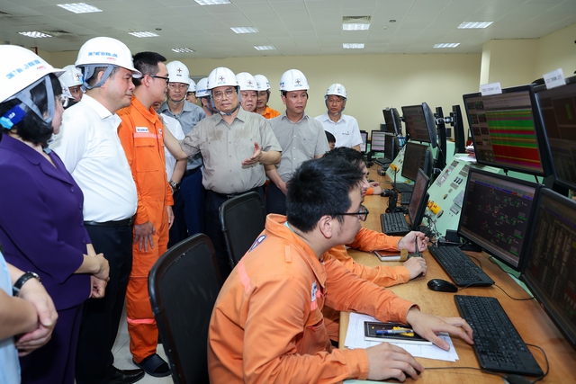 Thủ tướng kiểm tra tình hình sản xuất, cung ứng điện, than tại Quảng Ninh - Ảnh 8.