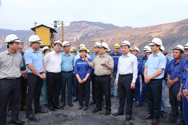 Thủ tướng kiểm tra tình hình sản xuất, cung ứng điện, than tại Quảng Ninh - Ảnh 4.