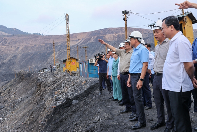 Thủ tướng kiểm tra tình hình sản xuất, cung ứng điện, than tại Quảng Ninh - Ảnh 6.