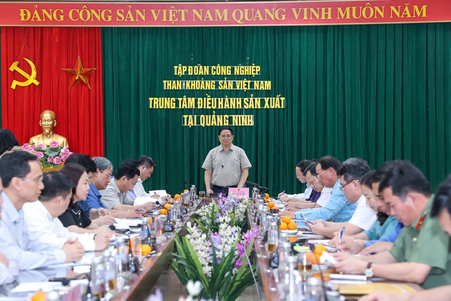 Thủ tướng kiểm tra tình hình sản xuất, cung ứng điện, than tại Quảng Ninh - Ảnh 1.