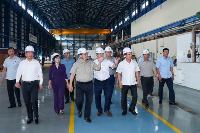 Thủ tướng kiểm tra tình hình sản xuất, cung ứng điện, than tại Quảng Ninh - Ảnh 2.