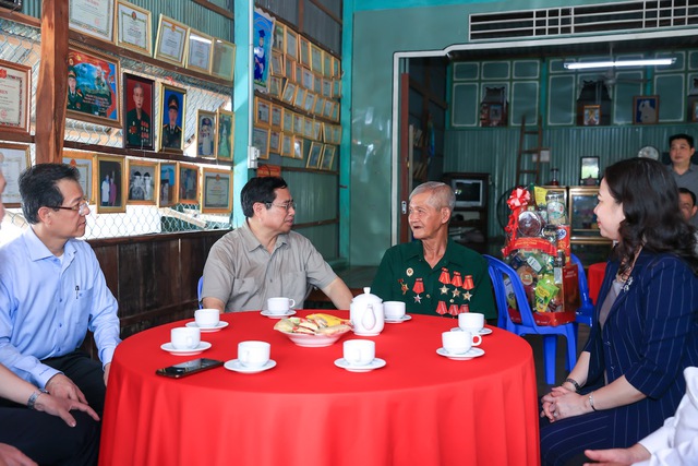 Thủ tướng thăm trường dân tộc nội trú và gia đình chính sách tại An Giang - Ảnh 5.