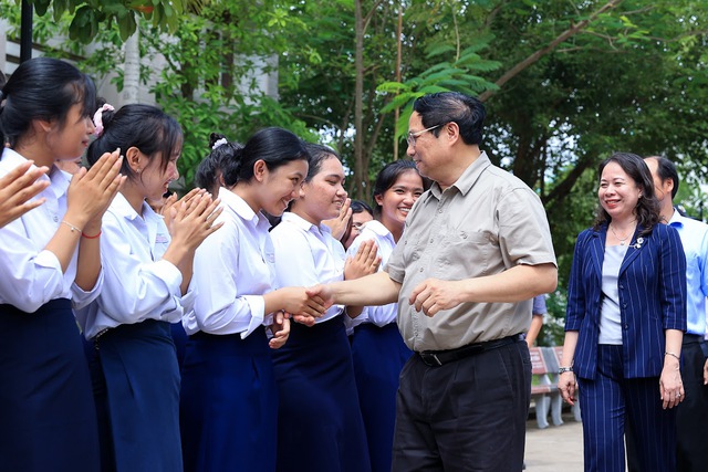 Thủ tướng thăm trường dân tộc nội trú và gia đình chính sách tại An Giang - Ảnh 1.