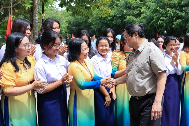 Thủ tướng thăm trường dân tộc nội trú và gia đình chính sách tại An Giang - Ảnh 2.