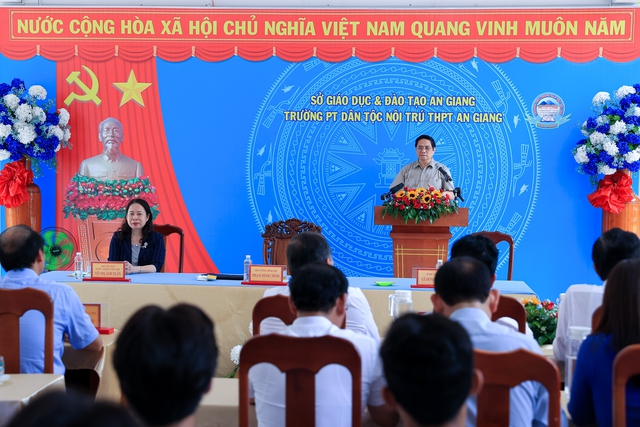 Thủ tướng thăm trường dân tộc nội trú và gia đình chính sách tại An Giang - Ảnh 3.