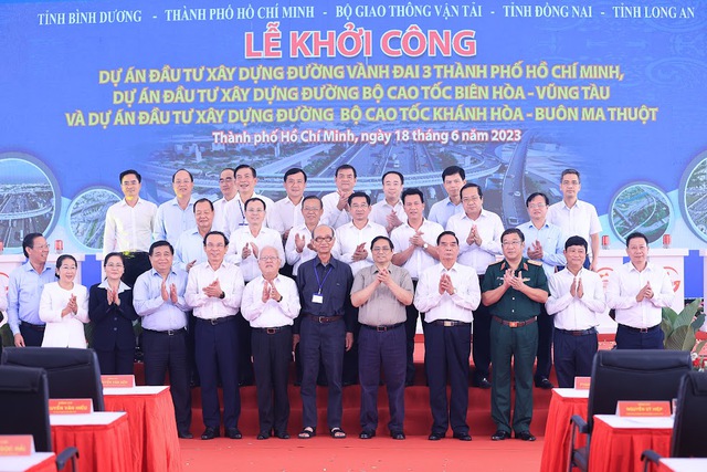 Thủ tướng Phạm Minh Chính và các đồng chí lãnh đạo, nguyên lãnh đạo Đảng, Nhà nước cùng các đại biểu dự lễ khởi công dự án - Ảnh: VGP/Nhật Bắc